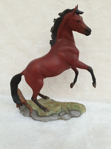 The red pony vintage statue - the,