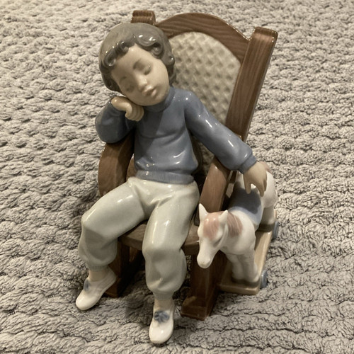 Lladró all tuckered - “all, out”